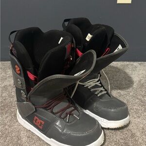 DC black and red snow boots